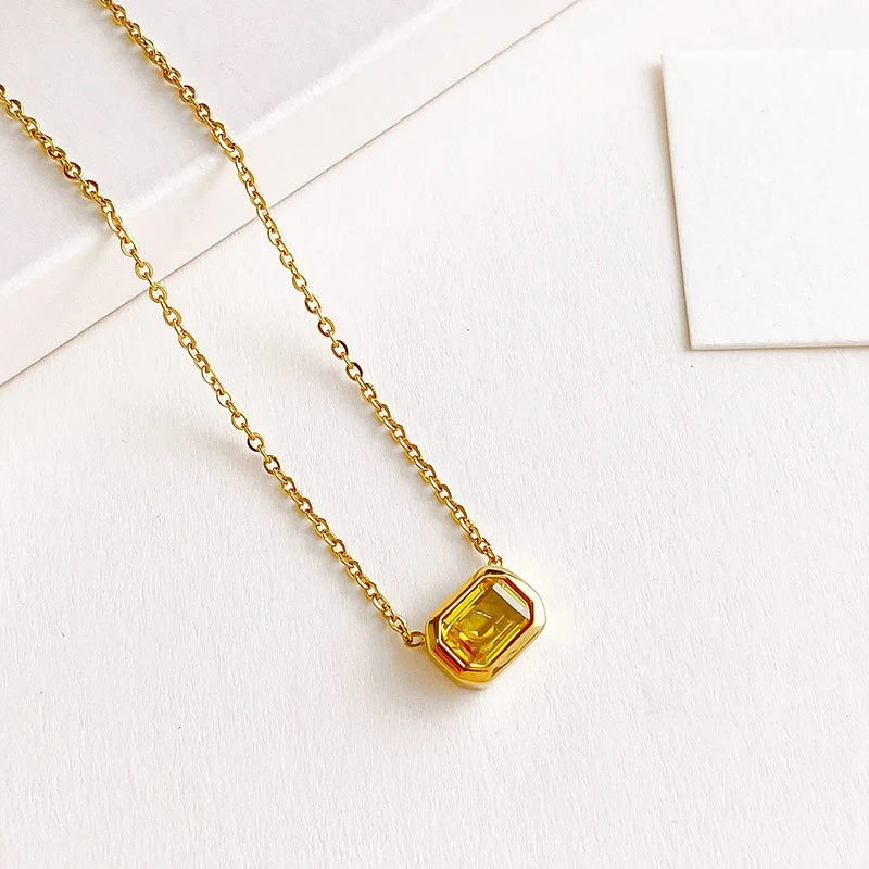 Colar fashion de aço titânio com cristais de zircônia coloridos, acessório perfeito para mulheres que desejam brilhar e se destacar.