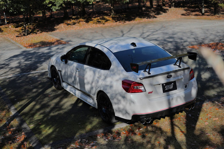 WRX STIの箕面ドライブウェイ・紅葉と愛車・晩秋のドライブ・愛車撮影・ドライブスポットに関するカスタム事例の投稿画像12枚目