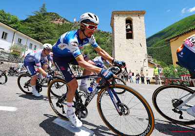 Julian Alaphilippe (Soudal Quick-Step) lacht zich een breuk na opvallend en héérlijk moment