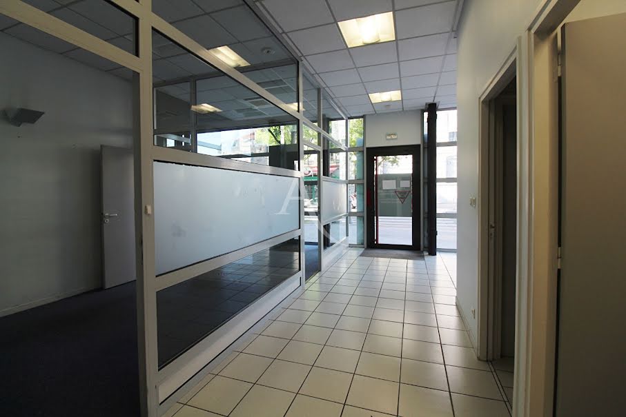 Location  locaux professionnels 7 pièces 119.2 m² à Chalon-sur-saone (71100), 1 632 €