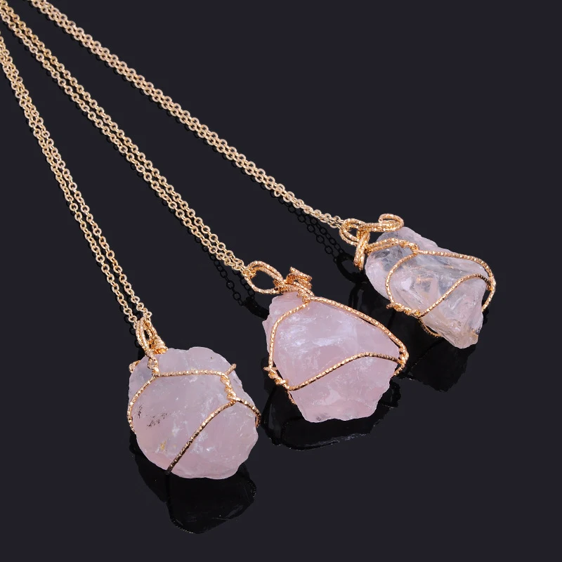 Collier chaîne de pull avec pendentif en pierre de cristal irrégulière géométrique enroulée à la main, bijou unique et chic.