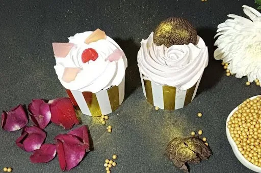 Oreo Cupcake With Mixed Fruit Cupcake
