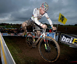 Mathieu van der Poel scoort hattrick op EK veldrijden en laat Belgen achter zich na spannende race