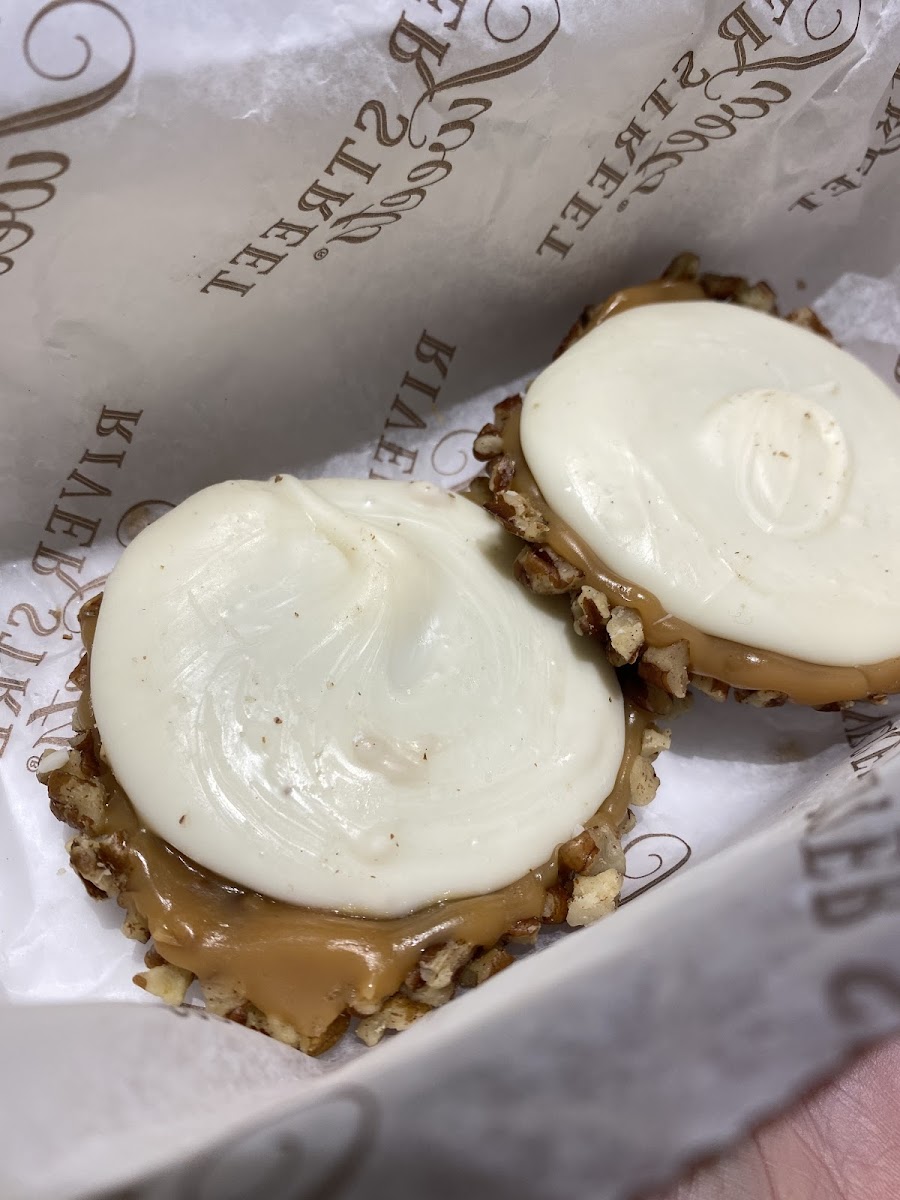 White chocolate caramel pecan turtles