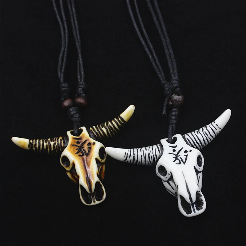 Collier pendentif tête de vache en résine Halloween, un accessoire unique pour votre costume. Un bijou parfait pour une soirée effrayante.