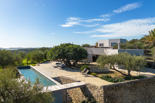 Seaside villa with pool and garden 1
