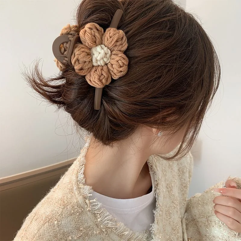 Presilhas elegantes de lã com flor para mulheres, clip de alta gama para a parte de trás da cabeça, penteado charmoso e sofisticado.