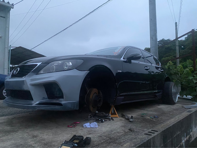 LSのDIY・ホイール交換・梅雨明け・車高調整に関するカスタム事例の投稿画像1枚目