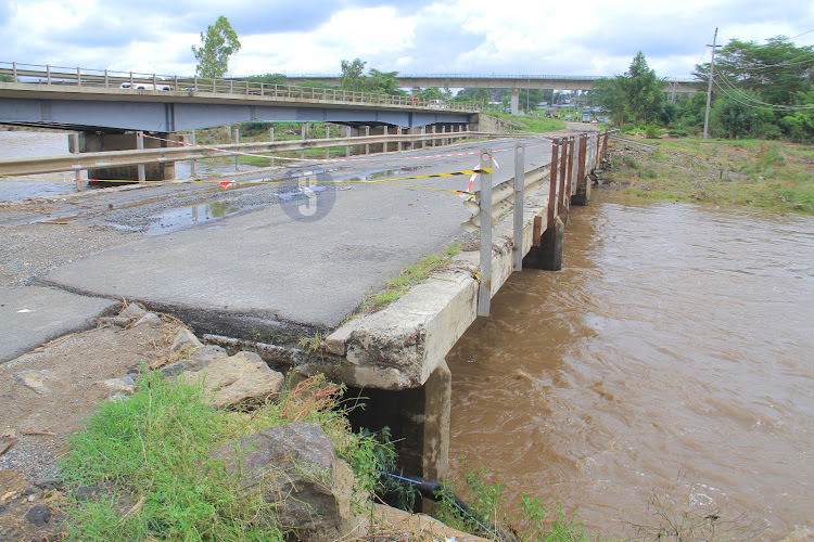 The old Athi River bridge closed by KENHA after being weakened by the ongoing heavy rains.