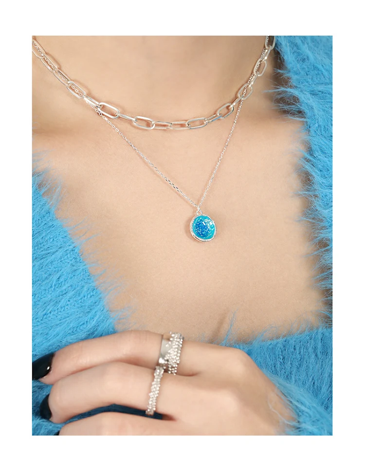 Colar de prata S925 redondo irregular com esmalte texturizado e pingos, realça a clavícula com elegância e sofisticação.