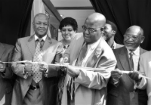 NEW BEGINNINGS: Transport Minister Jeff Radebe and Johanesburg mayor Amos Masondo unveil a Bus Rapid Transit prototype station yesterday. 04/11/2008. Pic. Vathiswa Ruselo. © Sowetan