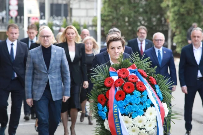 Brnabić i članovi Vlade položili vence na mestu gde je ubijen Zoran Đinđić