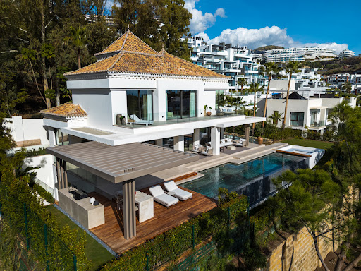 Prestige villa for sale in Benahavís (Spain) - Modern villa with pool and lush garden