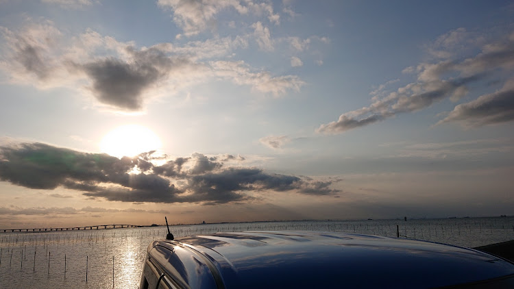 ソリオの一昨日の夕陽💦・夕日とアクアライン・海面に照らされた夕陽✨・いつもイイネ&コメントありがとうございます🙇‍♂️に関するカスタム事例の投稿画像7枚目