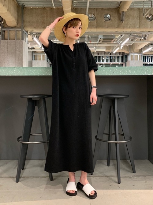 40代女性ミニマリストの服装って 着回し力抜群のおしゃれコーデのコツ Trill トリル