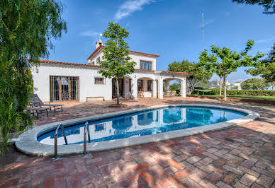 Maison avec piscine et jardin 1