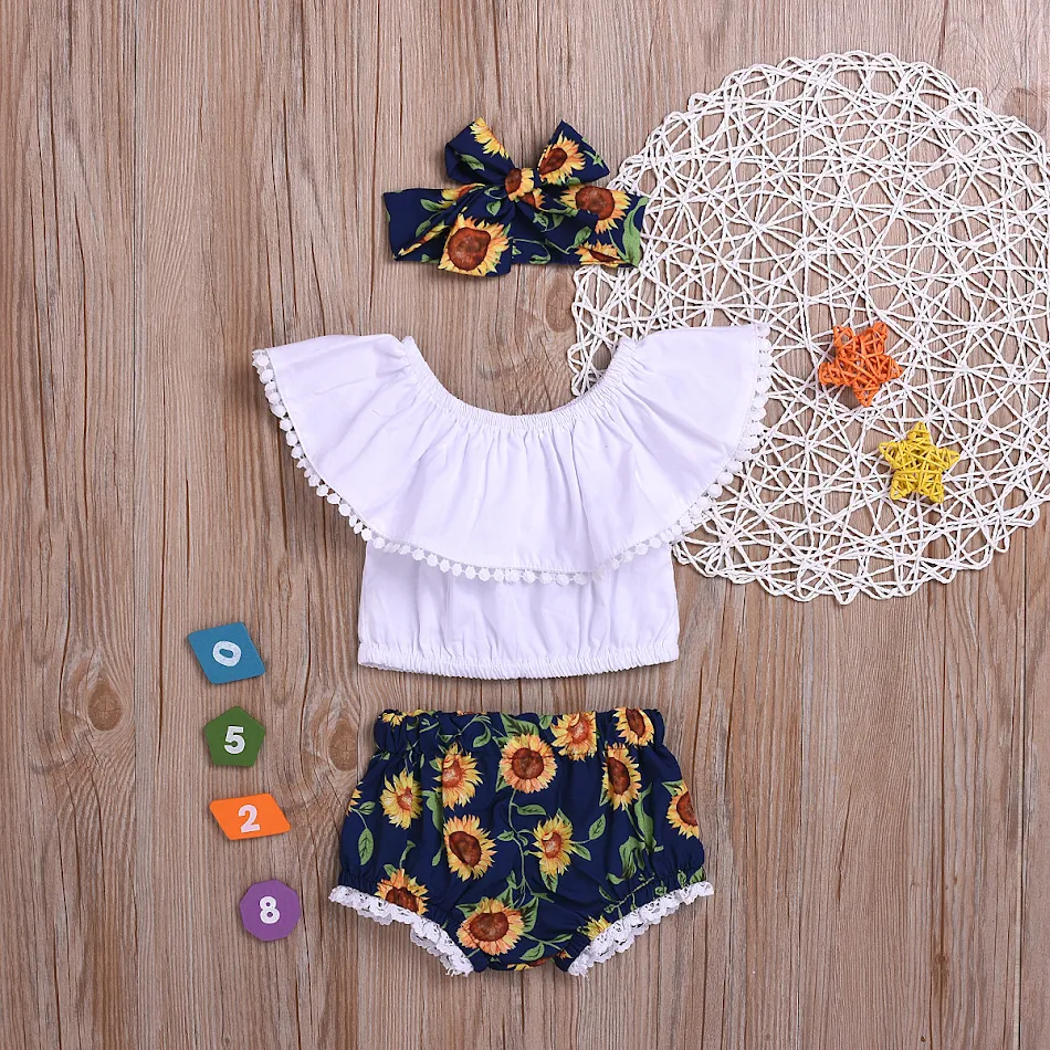 Conjunto 3 peças bebê shorts florais, gola com babados e faixa de cabeça. Look fofo e confortável para sua pequena. Perfeito para o verão.
