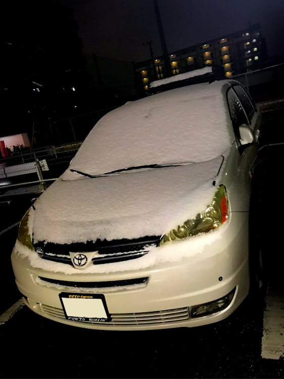 シエナの雪が積もった・アイスバーン・スタッドレスタイヤへ交換・トヨタ左ハンドル・交通事故に関するカスタム事例の投稿画像1枚目
