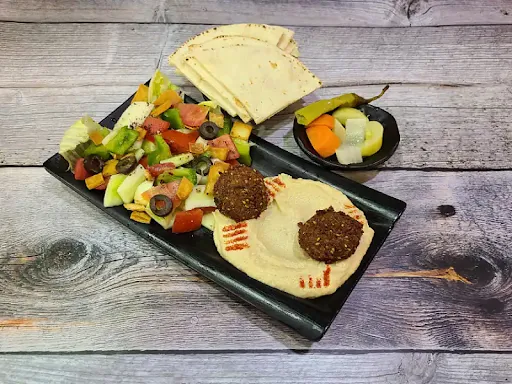 Veg Hummus Salad With Pita (23 Gm Protein, Olive Oil Preparation)