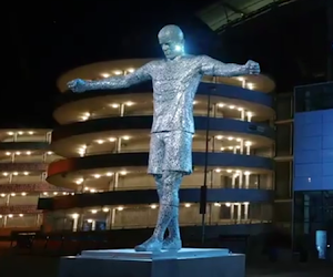 🎥 Indrukwekkend: City onthult standbeeld van Vincent Kompany voor het Etihad Stadium