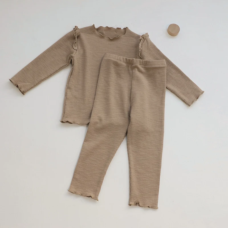 Ensemble deux pièces pour bébé Barboteuse pour enfants Vêtements de maison Confortable pour jouer et se détendre à la maison. Idéal pour les bébés.