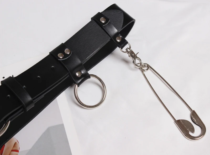 Privezak za ključeve privezak za školsku torbu velikom iglom ukrašenim muškim i ženskim kožnim pojasom