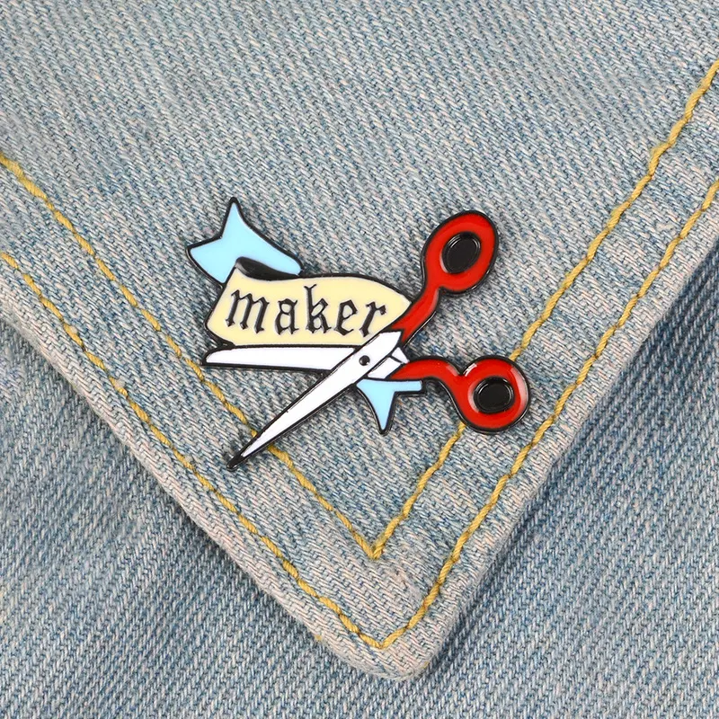 Title 8, Druipende scharen kleermaker broche van legerin...