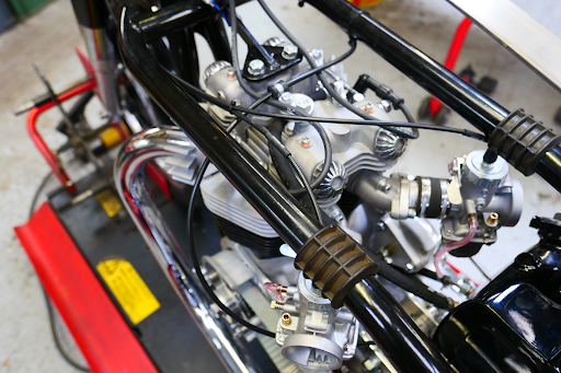 Carburateurs Mikuni VM 34 montés sur une culasse Triumph TR6 mono-carburateur. Adaptation de pipes d'admission Webco.