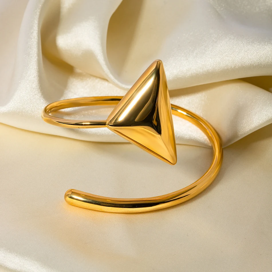 Brazalete de espiral triangular de acero inoxidable con baño de oro de 18K, elegante y moderno. Perfecto para cualquier ocasión.