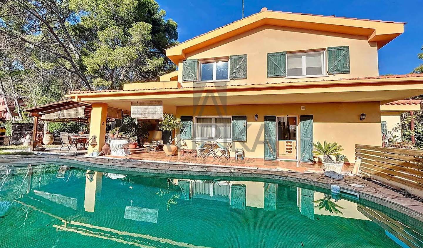 Villa with pool Castelldefels