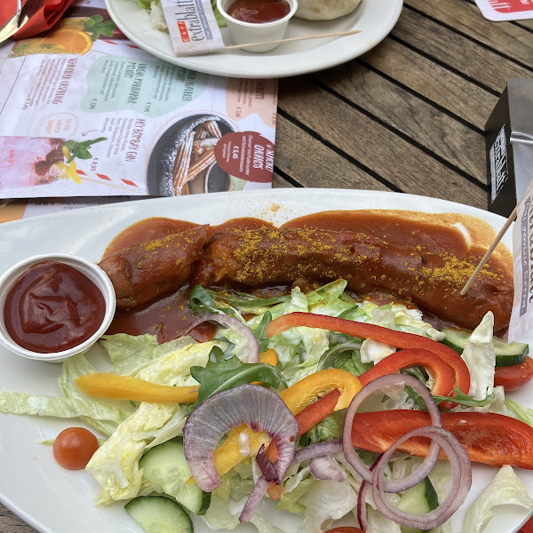 Berliner Currywurst with a side salad