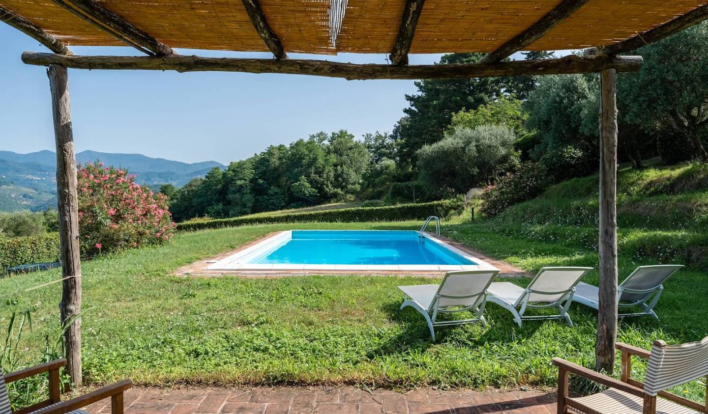 Corps de ferme avec jardin et piscine Lucques