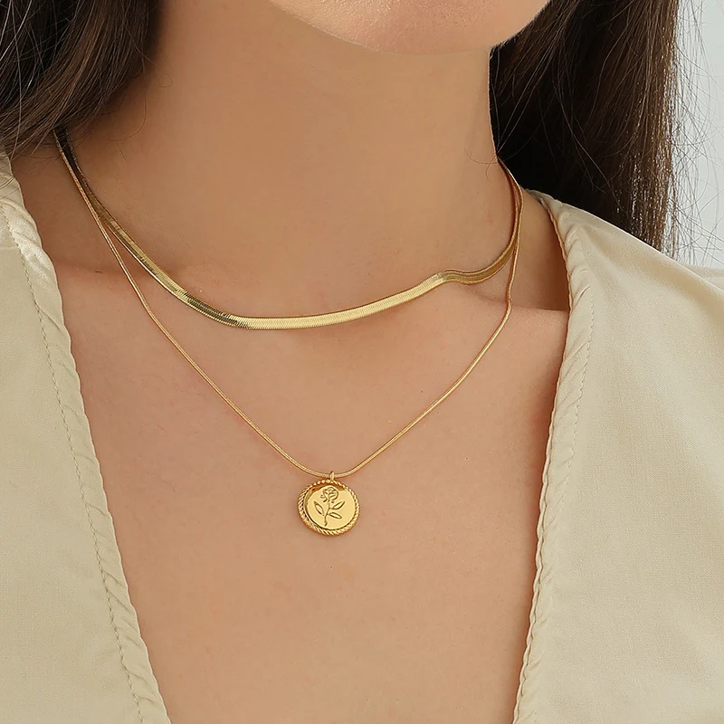 Gouden korte ketting met dubbele laag en mesketting, twee rozen van messing. Voeg een vleugje elegantie toe aan je look.