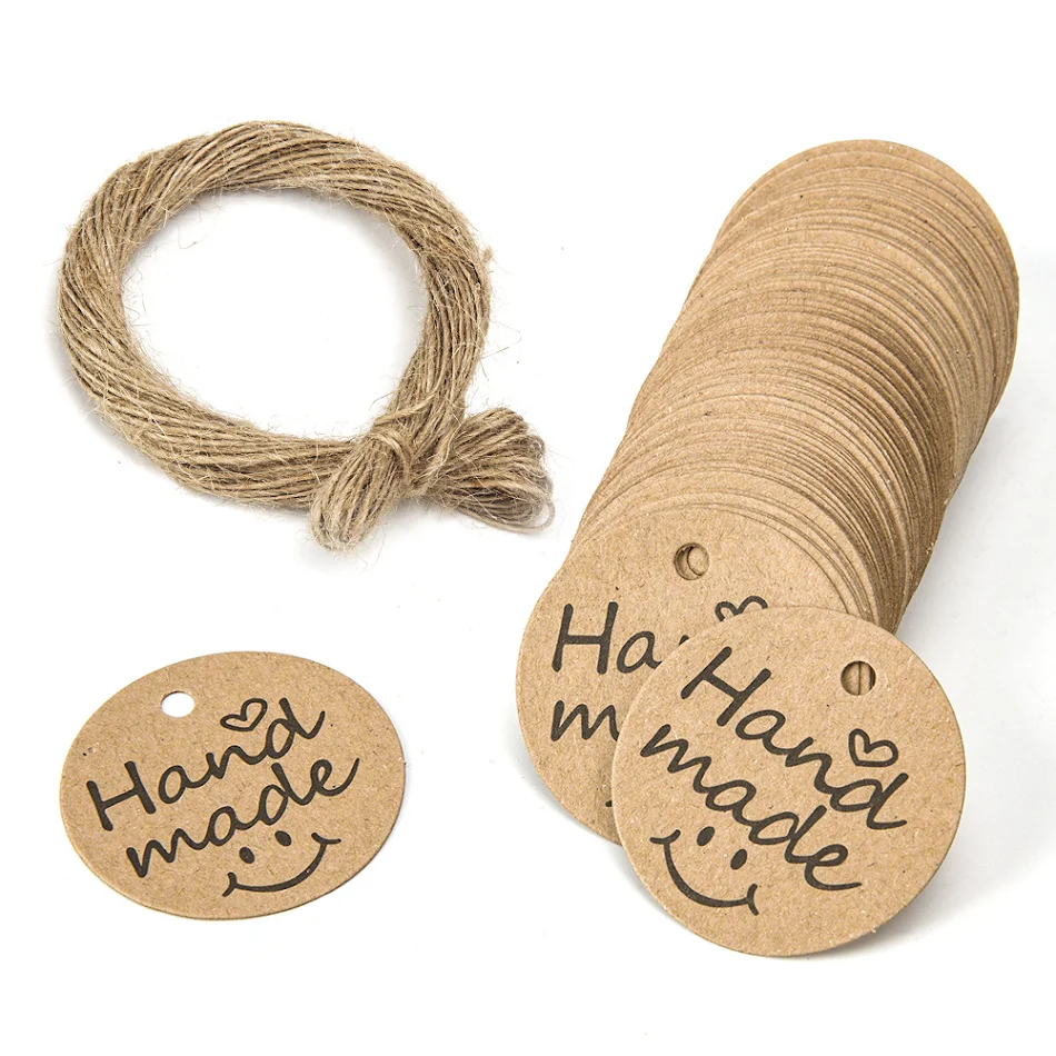 Étiquettes rondes en papier Kraft de 3cm avec ficelle de jute naturelle. Idéales pour cadeaux et créations, un style rustique et authentique.