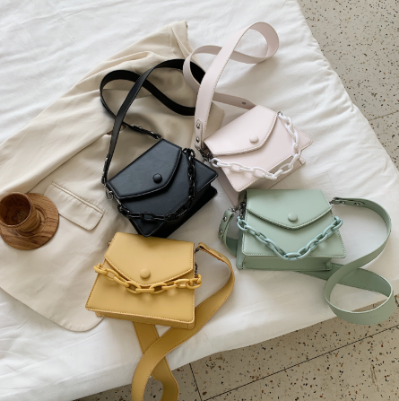 Sac bandoulière chaîne épaisse, polyvalent pour toutes les tenues, robuste et élégant, idéal pour transporter vos essentiels avec style et sécurité.