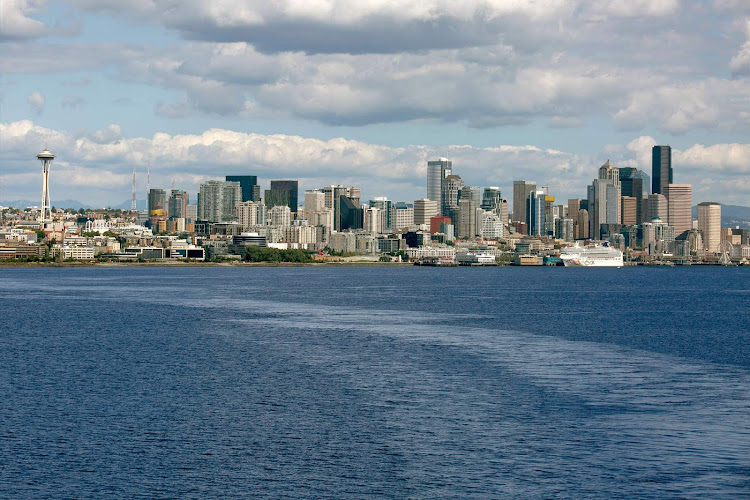 The skyline of Seattle seen during the sailaway of ms Oosterdam. 