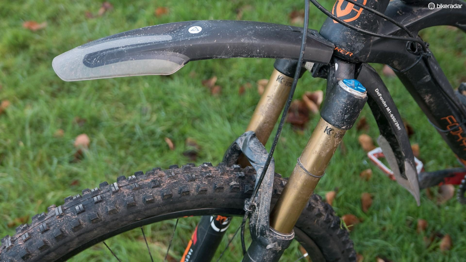 Add extra protection from mud and other debris by installing a mudguard extender on your mountain bike’s mudguard. 