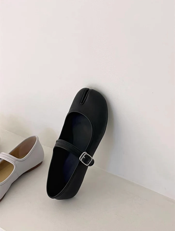 Scarpe Tabi da donna nere retrò con fibbia. Comfort e stile unici per un look moderno e sofisticato. Scopri la tradizione giapponese. Indossa l'eleganza.