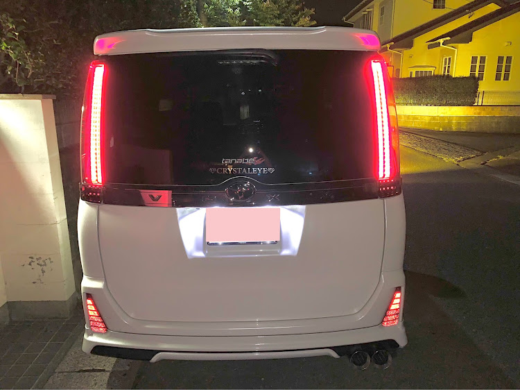 ヴォクシーの洗車が趣味・ヌルテカボディ・車高調入れたい・マフラーサウンド・マフラー２本出しに関するカスタム事例の投稿画像2枚目