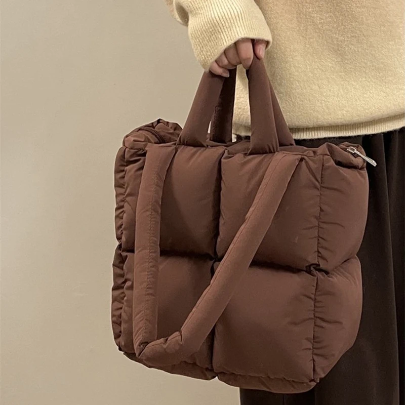Bolsa tote Linggetote portátil de nicho com enchimento de pluma macio, perfeita para carregar tudo com conforto e elegância no dia a dia.