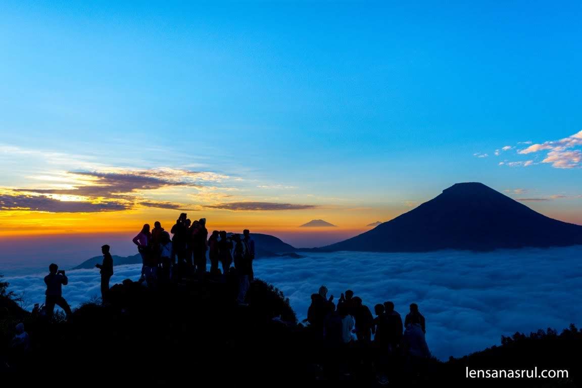 Berlomba mencari spot terbaik untuk mengabadikan diri di Sikunir Dieng