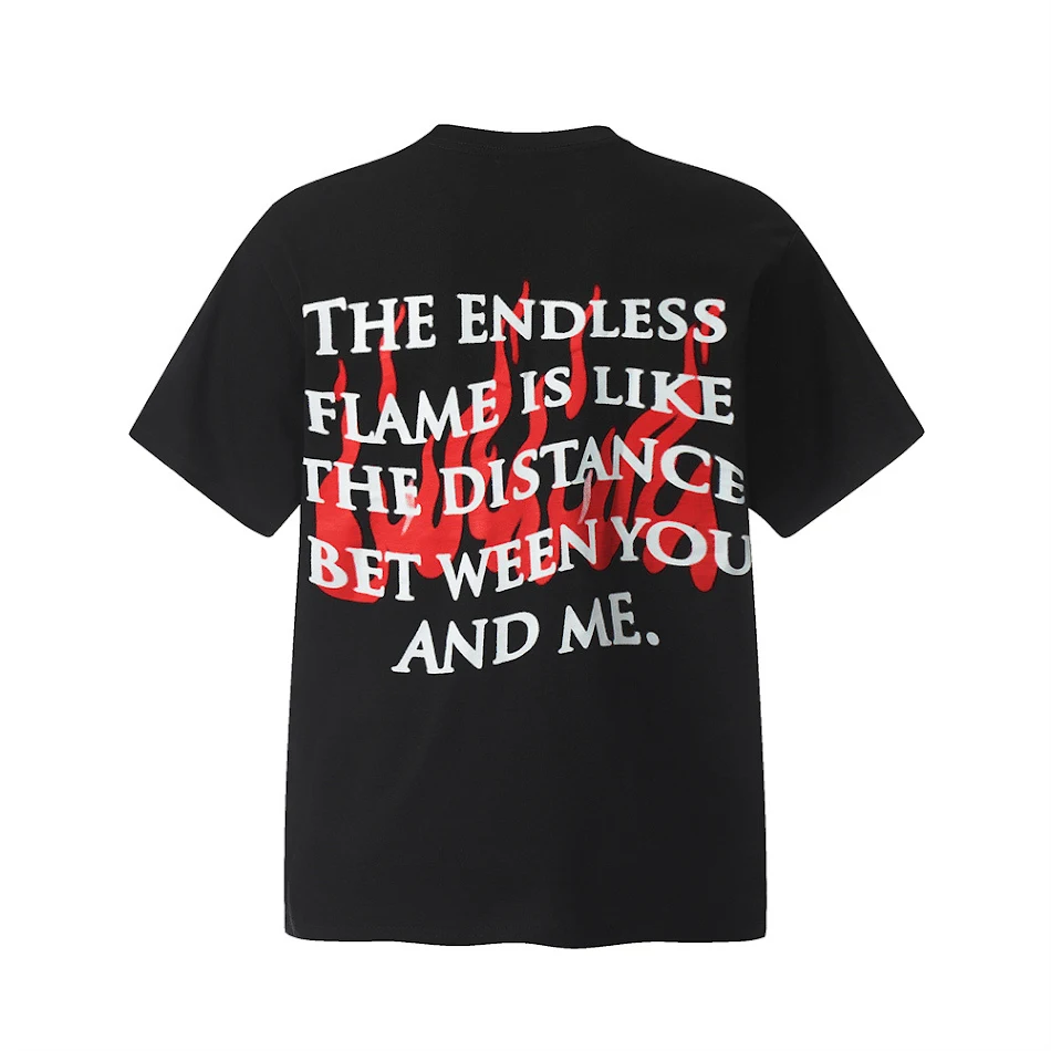 T-shirt homme à manches courtes avec motif abstrait de flammes et lettres tendance, idéale pour un look décontracté et stylé.