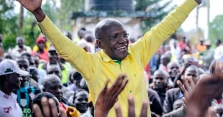 Aliyekuwa seneta wa Kakamega, Boni Khalwale akisherehekea ushindi