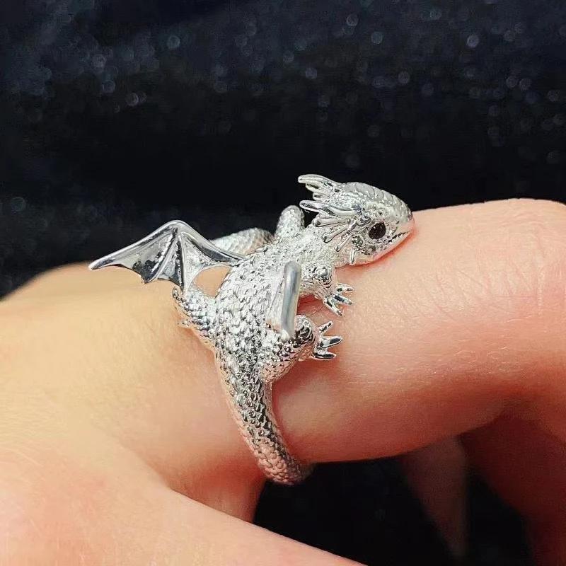 Bague d'index mignonne et sauvage avec un petit dragon volant. Un bijou unique et original pour afficher votre style et votre amour des dragons.