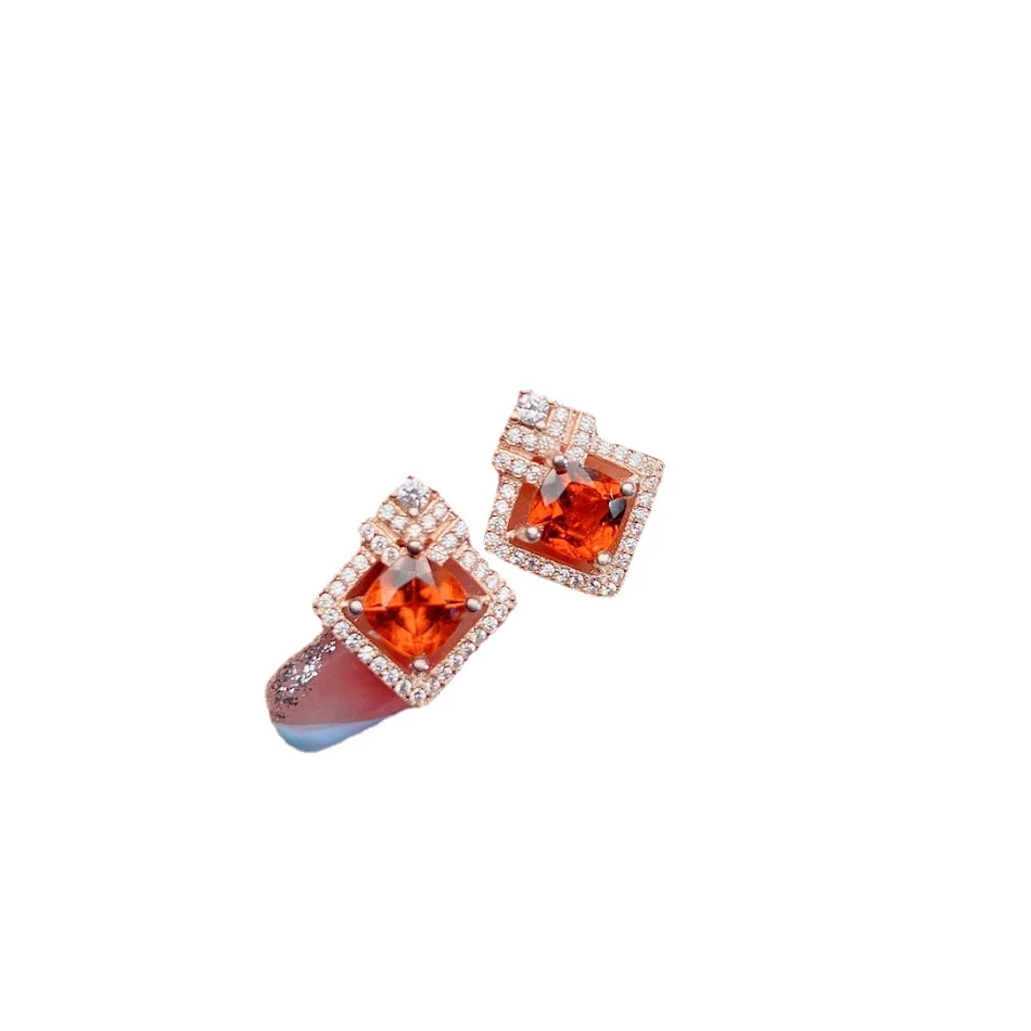 S925 zilveren oorstekers met granaat, dagelijkse elegantie. Prachtige sieraden voor dames. Perfect cadeau, subtiel en stijlvol.