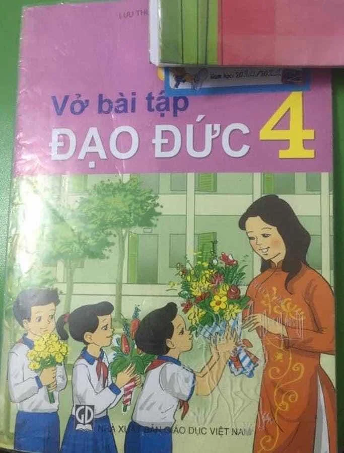 VẼ CHUYỆN KIẾM ĂN TỪ SÁCH VỞ HỌC TRÒ LÀ VÔ ĐẠO ĐỨC