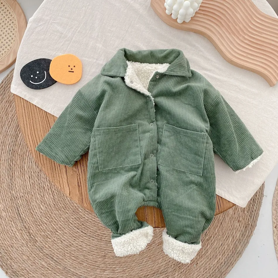 Barboteuse en velours côtelé pour bébé, personnalité mode, pour un look élégant et confortable. Idéal pour les journées décontractées.