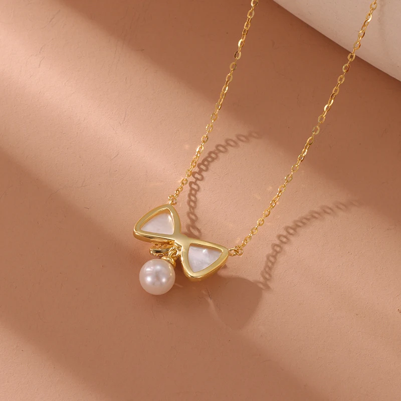 Sterling zilveren ketting met strik en parel hanger. Tijdloze elegantie voor dames. Perfect cadeau. Verfijnde sieraden voor dagelijks gebruik.