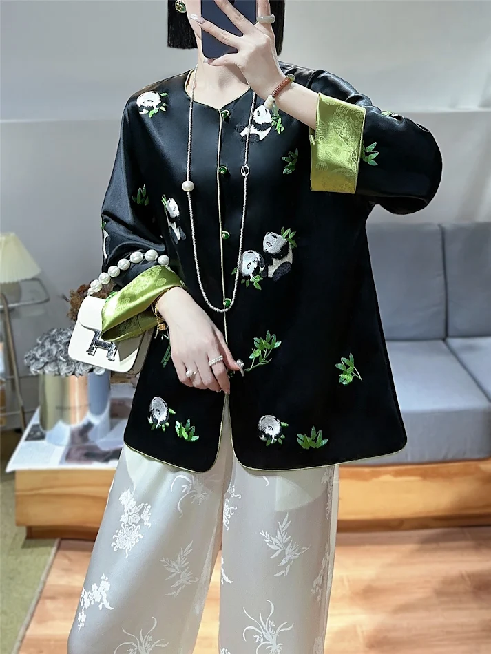 Cappotto donna con ricamo panda e contrasto di colore, top fashion per un look trendy e confortevole, perfetto per la stagione autunnale e invernale.