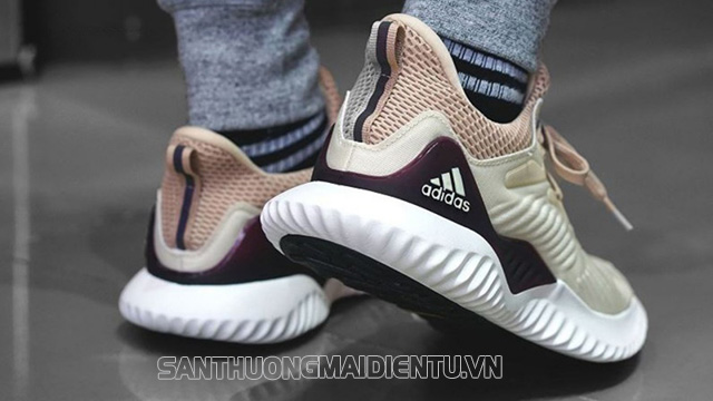 Vệ sinh giày Adidas là việc làm cần thiết để loại bỏ mùi hôi khó và bụi bẩn